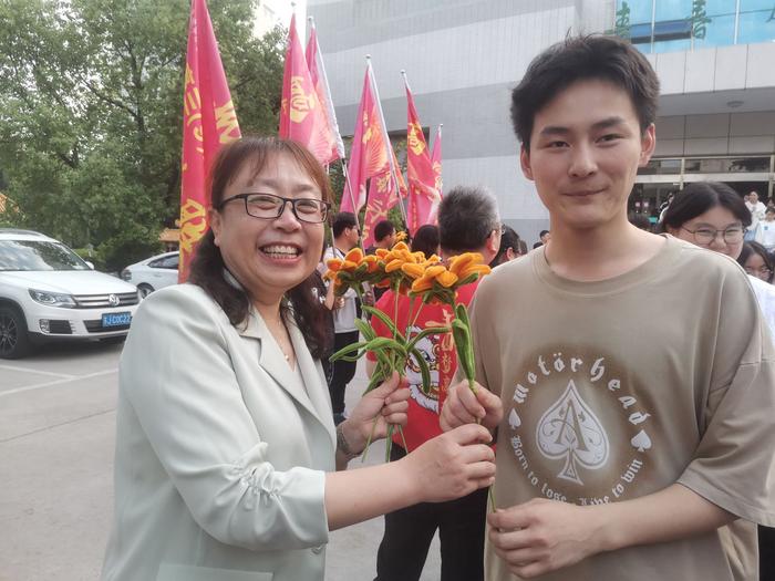 爱心加餐   花式祝福   田家炳中学温暖着新疆班考生