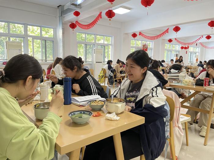 爱心加餐   花式祝福   田家炳中学温暖着新疆班考生