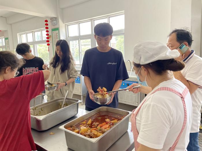 爱心加餐   花式祝福   田家炳中学温暖着新疆班考生