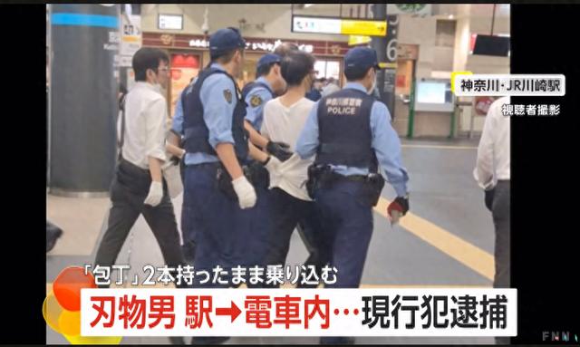 韩国男子持两把刀坐在日本车站地面 被警方逮捕