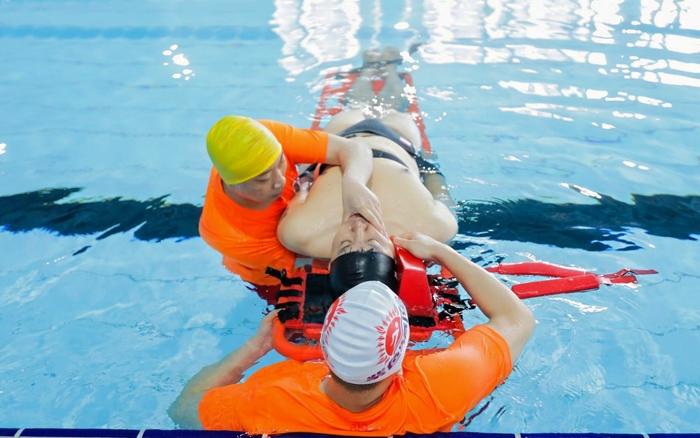 理论和实践并重，北京市402名游泳救生员角逐技能大赛