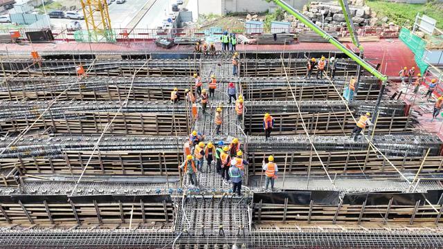 长春市南四环路首联现浇梁首次浇筑顺利完成