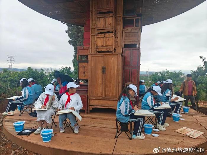 云南美术馆送画进石城社区 大渔小学学生体验中国画魅力