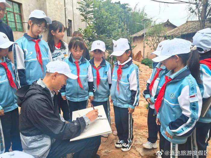 云南美术馆送画进石城社区 大渔小学学生体验中国画魅力