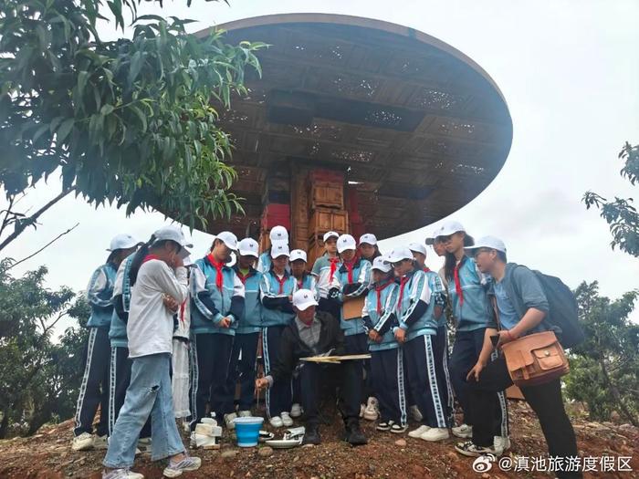 云南美术馆送画进石城社区 大渔小学学生体验中国画魅力