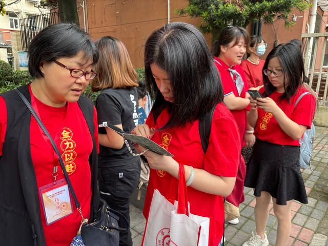 直击上海高考｜教师们组成“红衣送考团”，校长为考生送上拥抱