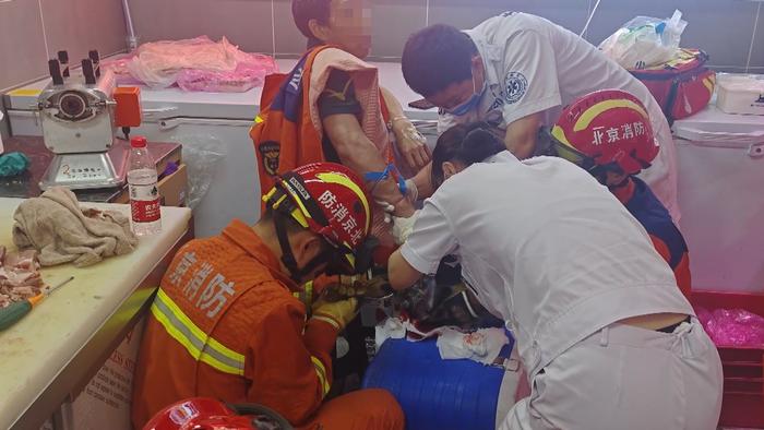 男子右手被绞肉机卡住，北京丰台消防紧急破拆