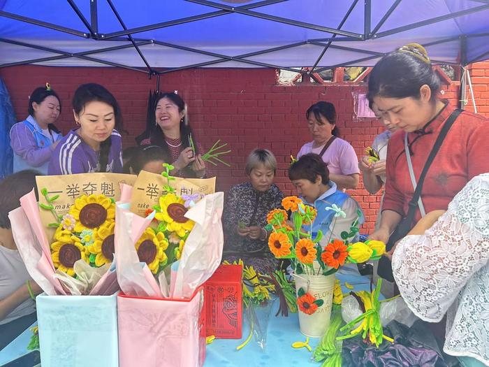 北京丰台二中考场外花式伴考暖人心