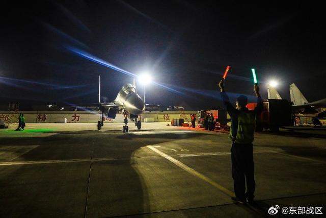 东部战区空军航空兵某旅组织下半夜和拂晓飞行训练