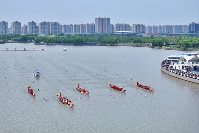 中外选手300米直道竞技，上海浦东首届城市龙舟赛开赛