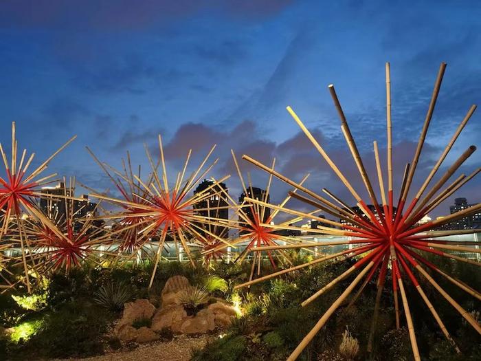 “空中花园”搭起烟花，看巴西传奇设计组合的四十年设计