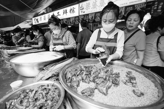 端午节临近 人们制作民俗食物和用品 迎接传统节日。