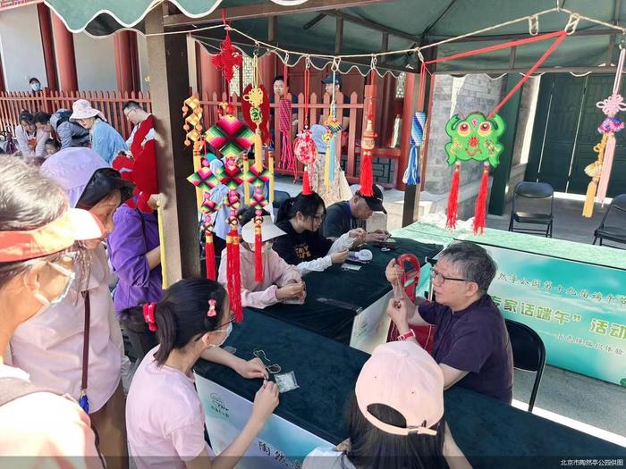 北京市陶然亭公园开展编五彩绳体验与手绘团扇活动