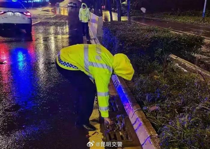 刚刚，昆明暴雨预警升级！已有3个淹水点交通管制，最深积水约1米