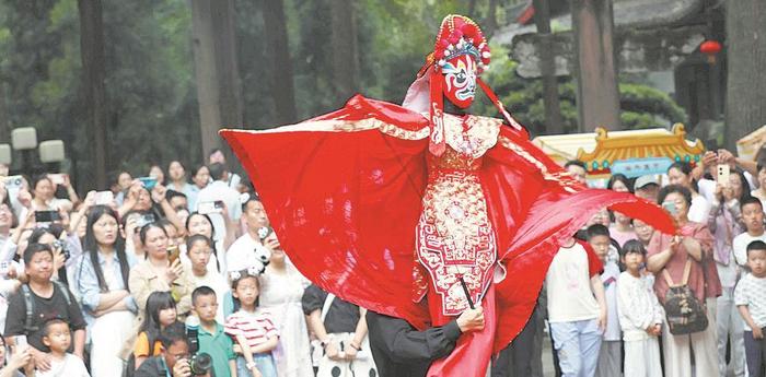 三国人物亲密互动 木偶演出精彩纷呈