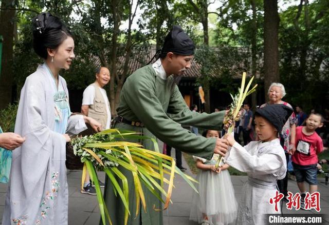 成都杜甫草堂博物馆举办端午聚草堂诗乐颂佳节活动