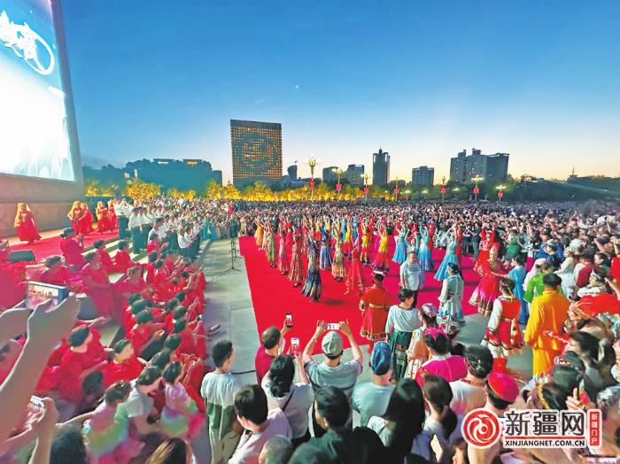 【文化中国行】悦享美好假日 相约乌鲁木齐丨“粽香中国·城市篝火之夜”开启夏日狂欢 文化篝火点亮乌鲁木齐夜空