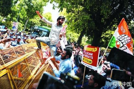 印度国家级考试泄题 多人示威抗议