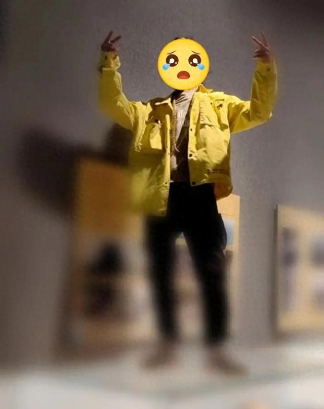 昆明警方：一男子跳上云南省博物馆展示柜踩踏摆拍，立案调查！