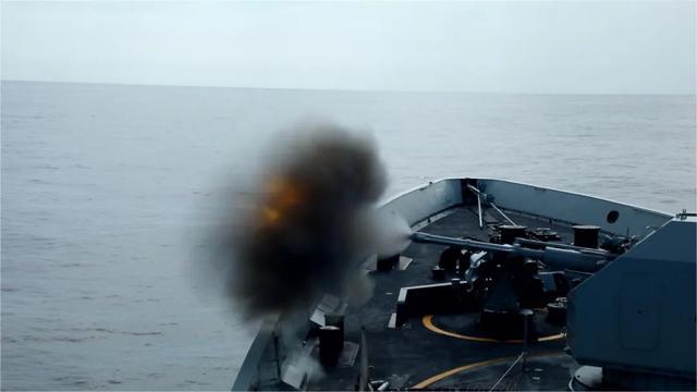 南部战区海军某支队组织郴州舰、大理舰在南海某海域开展舰炮对空射击专攻精练