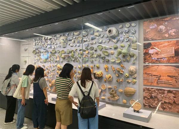 图:西北有色勘测工程公司参与制作的文博墙亮相西安青龙寺地铁站