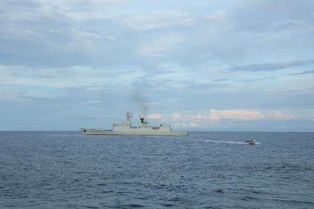 南部战区海军某支队组织郴州舰、大理舰在南海某海域开展舰炮对空射击专攻精练