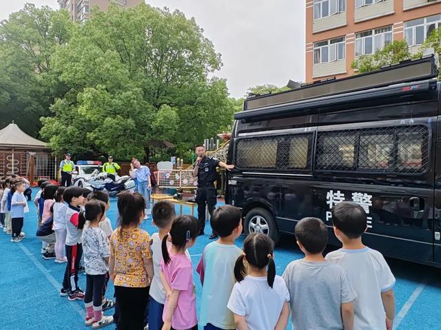 小手拉大手，上海长宁民警交警特警“组团”来幼儿园上安全课