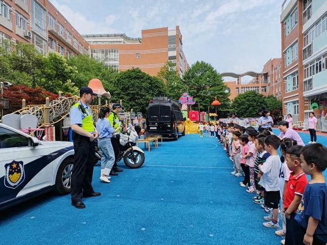 小手拉大手，上海长宁民警交警特警“组团”来幼儿园上安全课