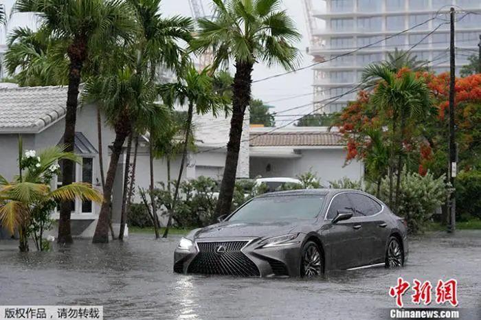 美国多地进入紧急状态