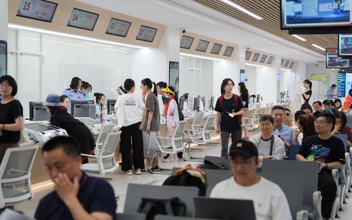 开设学生办证延时专场，北京西城出入境接待大厅迎接暑期办证高峰