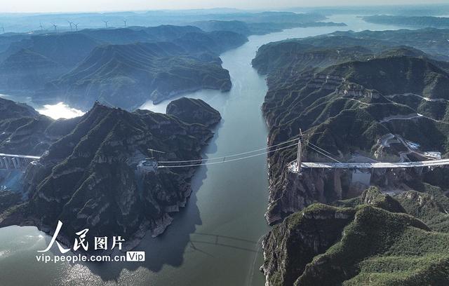 河南济源：世界首座地锚式回转缆悬索桥加紧施工