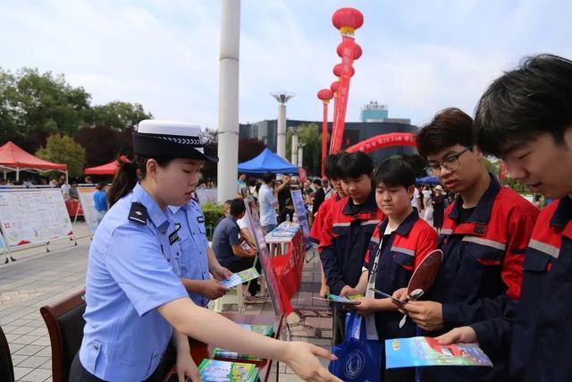 汉中交警积极开展2024年“安全生产月”宣传咨询活动