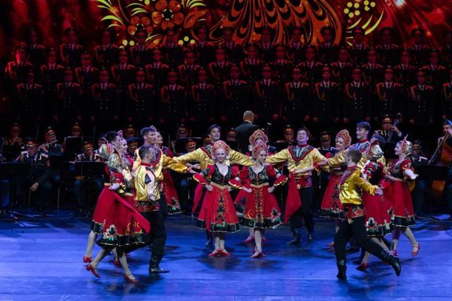 俄罗斯亚历山大红旗歌舞团激情唱响经典旋律