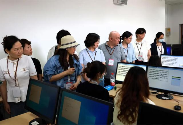 直击上海高考语文评卷现场：每题均由两位老师评阅，实时监测评卷质量