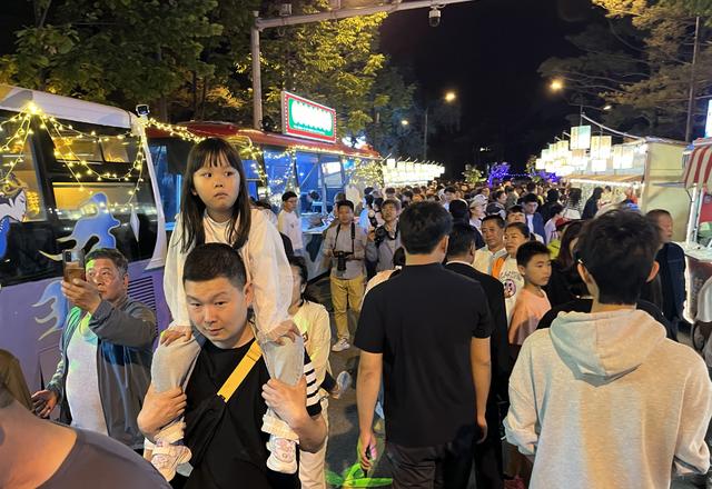 好吃，好看，好玩--长白山云顶市集游客如织