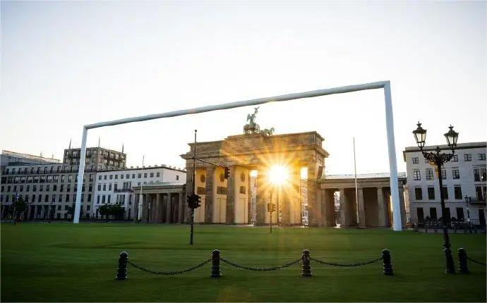 勃兰登堡门被改造成球门，德国的足球到底有多疯狂？|欢嘞欧洲杯