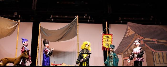 上戏学生用中国木偶演绎契诃夫的《变色龙》