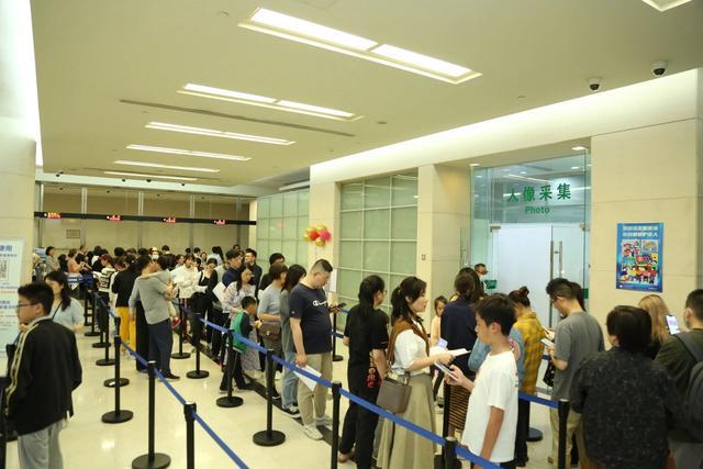 出境游持续火爆：办签证加开夜场，日本商场退税登记处排长队