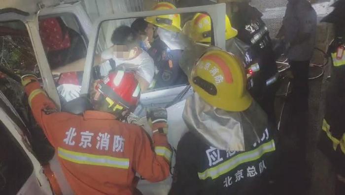追尾事故后司机被困驾驶室，北京丰台消防破拆救援