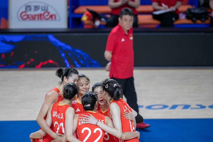 中国女排3比0完胜波兰女排，世界女排联赛香港站全胜收官