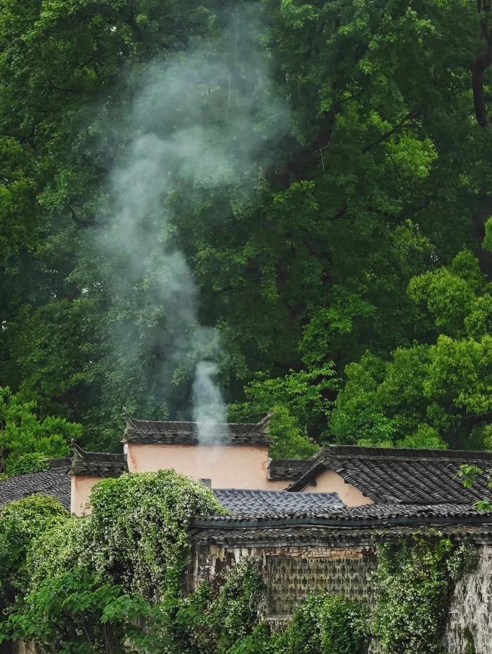 在黄山脚下的千年古村，歌手小娟唱起了《南屏晚风》