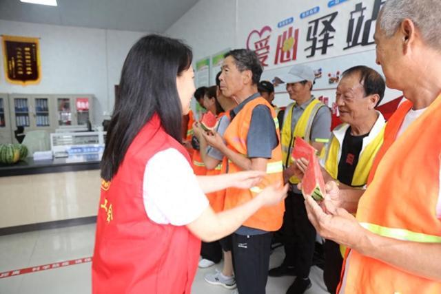 连日高温，郑州工会为全市劳动者撑起“遮阳伞”