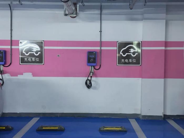 上海这个小区交付的充电桩是“假”的？居民想自建又“无路可走”？