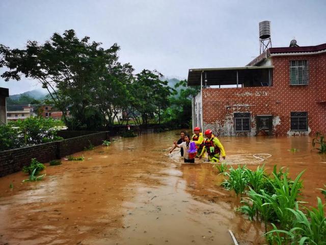 暴雨致广东平远多地道路、通讯等中断，两段省道全封闭抢修