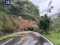 江西抚州236国道发生山体塌方，两辆社会车辆及一台挖机被埋