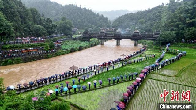 广西侗乡欢庆程阳风雨桥落成100周年