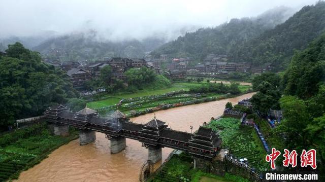 广西侗乡欢庆程阳风雨桥落成100周年