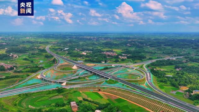 国内再添一座世界级桥梁 南宁至湛江高速公路广西段建成通车