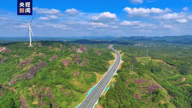 国内再添一座世界级桥梁 南宁至湛江高速公路广西段建成通车