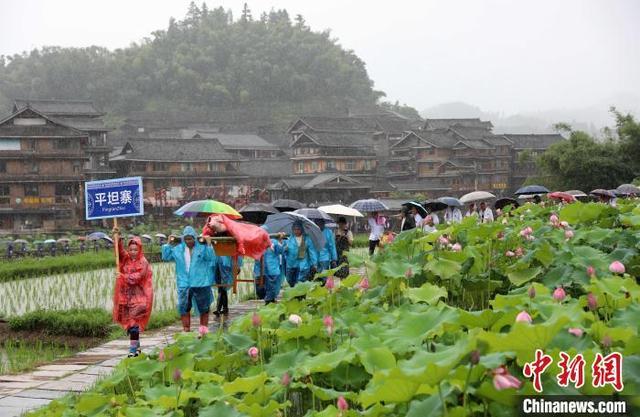 广西侗乡欢庆程阳风雨桥落成100周年